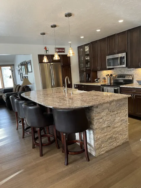 New in The Pines, Large Family Room/Kitchen, 3 Bedroom, Sunny Corner Patio - Image 1