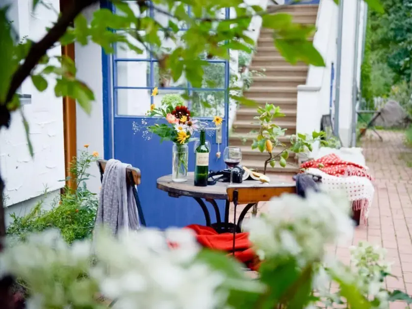 Small romantic apartment with sauna, garden, pool - Image 1