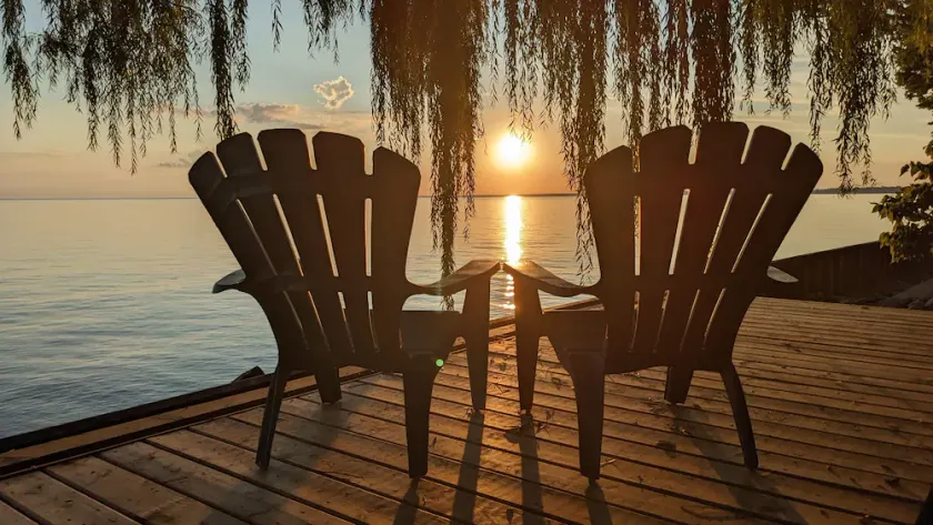 Great cottage on the lake with sunset views, king bed & steps from Point Pelee  - Image 1