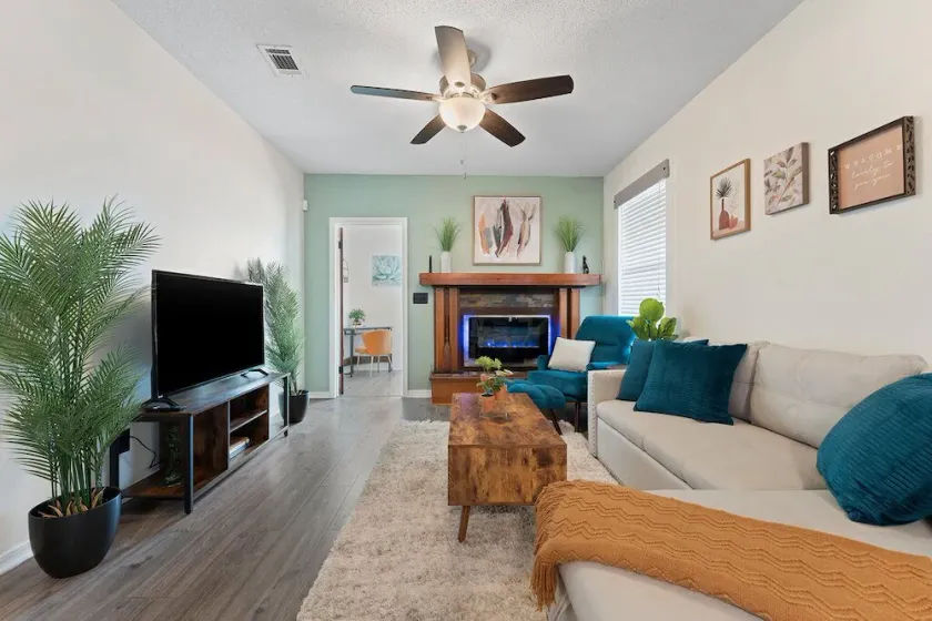 🌟Downtown Pensacola Getaway!🌟 Fenced in yard for fur babies! - Image 1