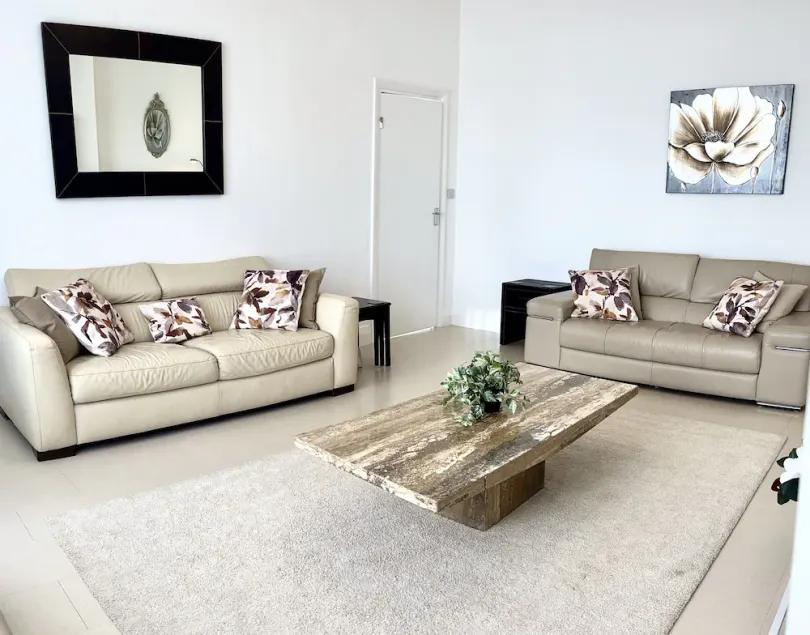 Spacious Townhouse. Parking. Minutes to beach. - Image 1
