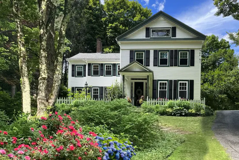 Country getaway in 2 family home, huge yard & grounds, minutes from lakes & more - Image 1
