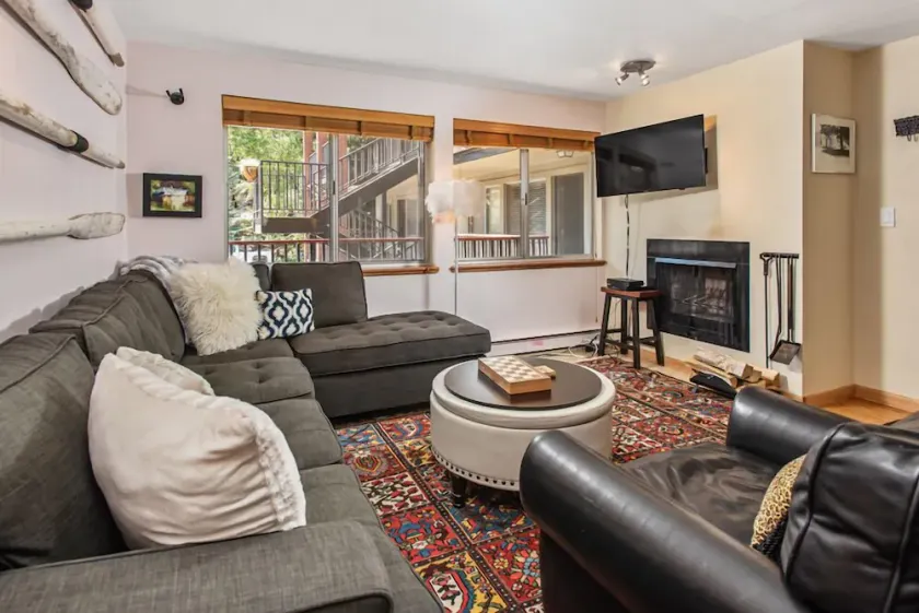 Silverglo 204, Condo in Aspen, Walking Distance to Ski Slopes, w/ Access Pool, Sauna, Free Parking - Image 1