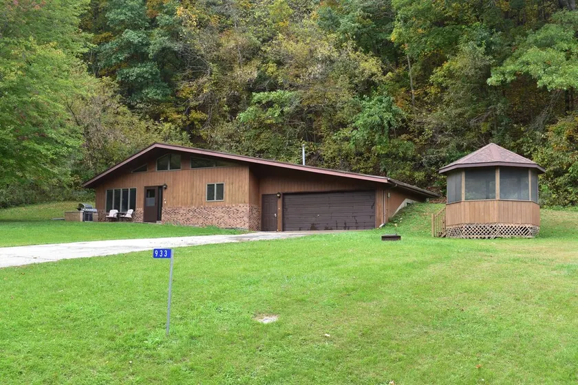 Bluff Cabin Near Mississippi River with Gazebo, Fire Pit and Easy Trail Access - Image 1