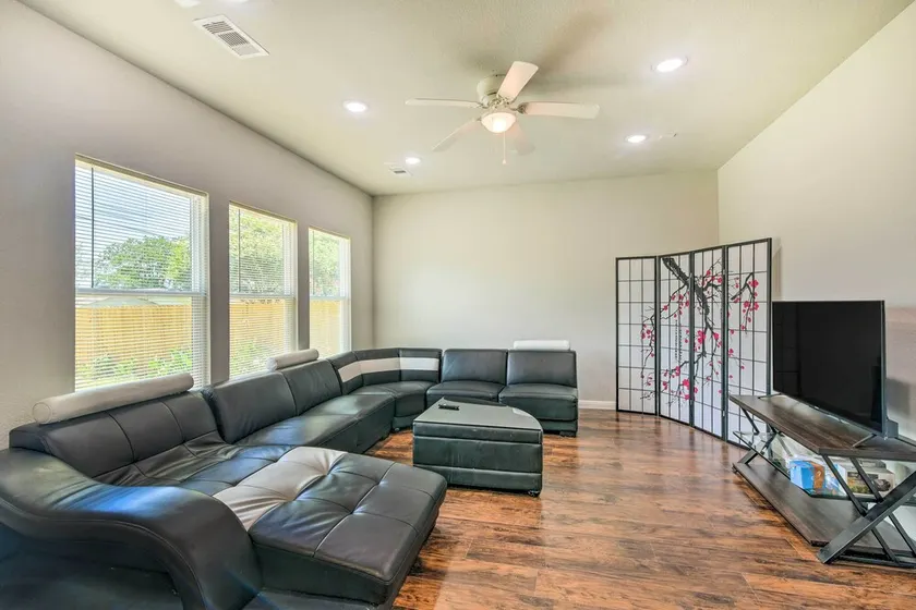 7 Mi to Gulf: Family Home w/ Yard in Texas City - Image 1