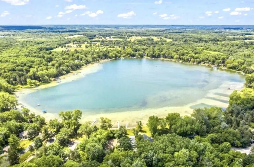 Family Friendly Sandy Beach Lake Home! Your 3Bed, 2Bath Escape For All Seasons! - Image 1