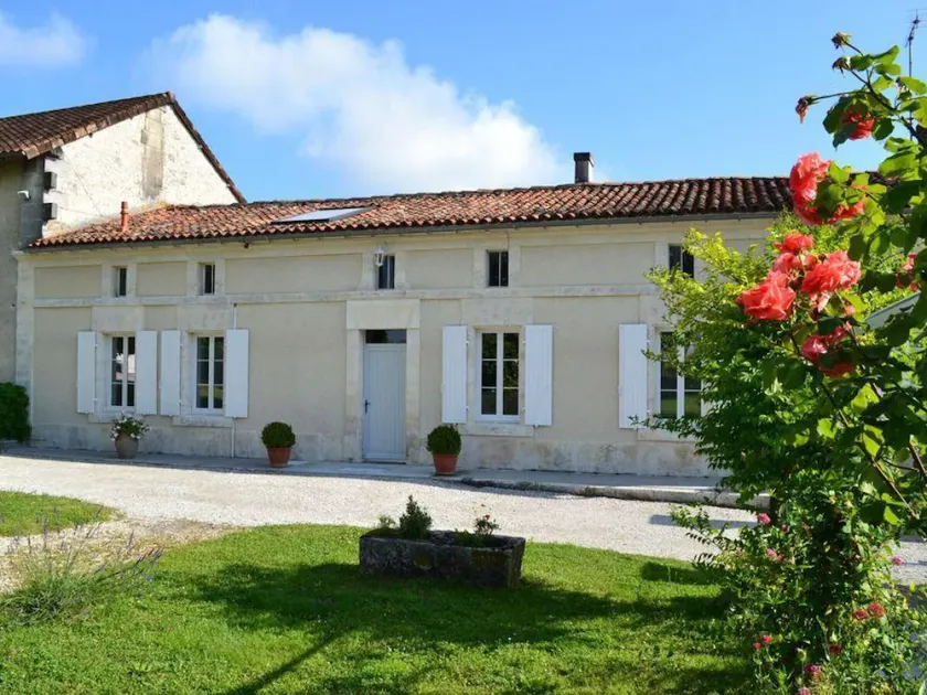 18th-century renovated cottage with large garden in Cognac vineyards - Image 1