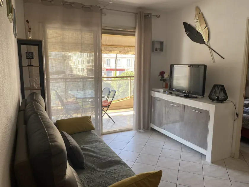 Sus vacaciones comienzan aquí ... en este hermoso apartamento bañado por el sol - Image 1