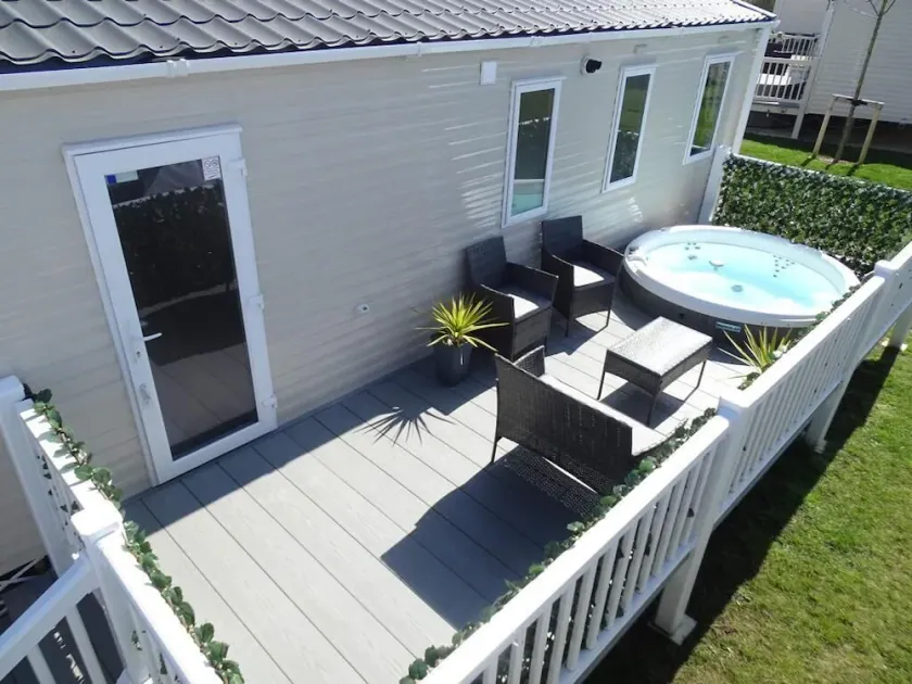 Gorgeous Home from Home Luxury 8 Berth Lodge with Sunken Hot Tub - Image 1