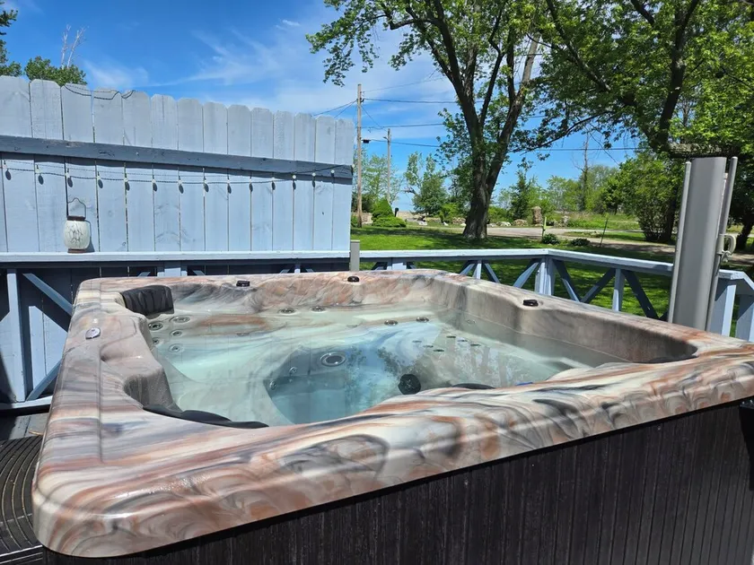 Steps from the beach,  Lakeview with Hot Tub - Image 1