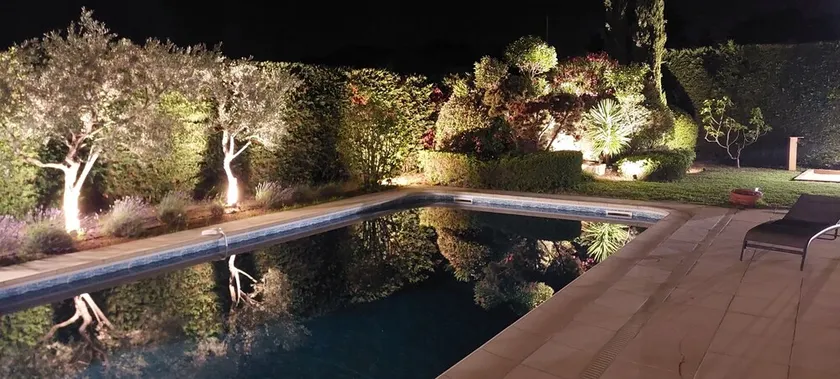 House with a swimming pool and a pétanque court near the villages of the Luberon. - Image 1