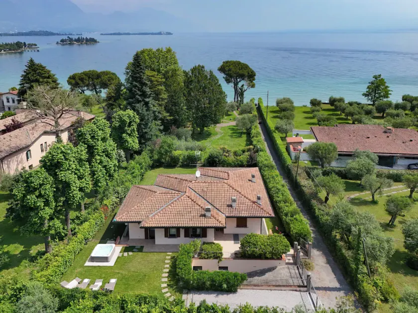 Villa Giulia- near the lake with whirlpool and private access to the beach. - Image 1