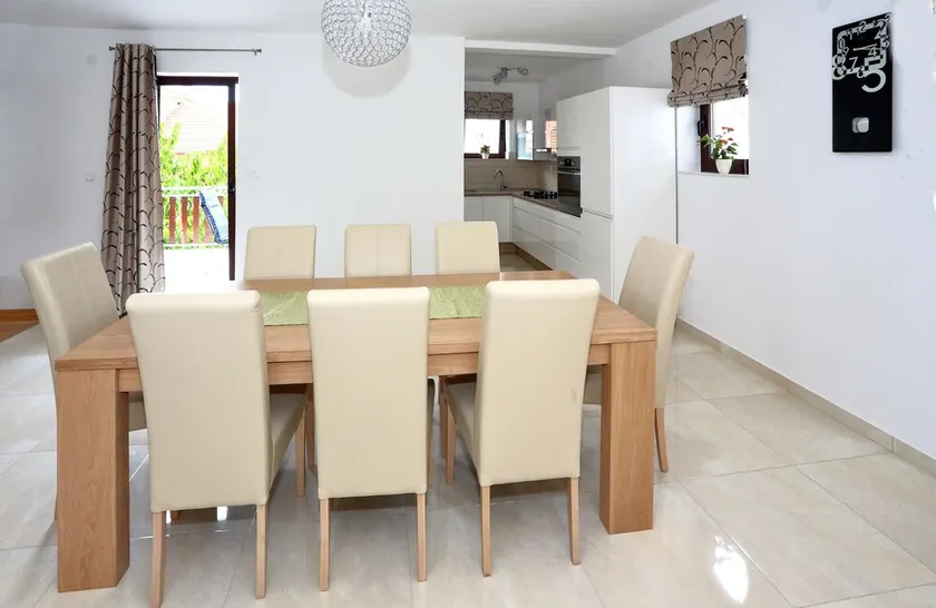 Beautiful apartment with a large garden and sea views - Image 1