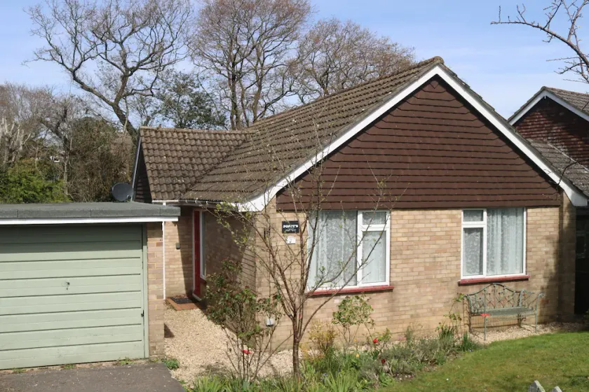 Lovely dog friendly 2 bed bungalow with parking - Image 1