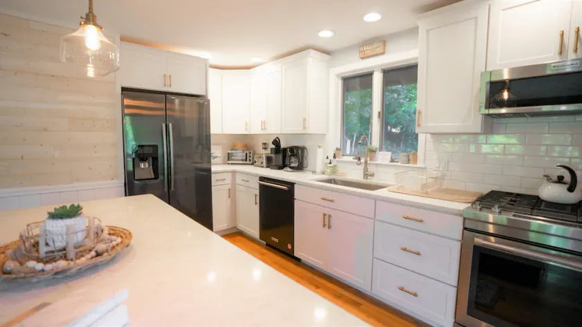 Quintessential Lakefront Home perfect for MultiFamily retreats on Thompson Lake - Image 1