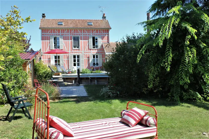 Bed and breakfast with heated pool in season Breakfasts included - Image 1