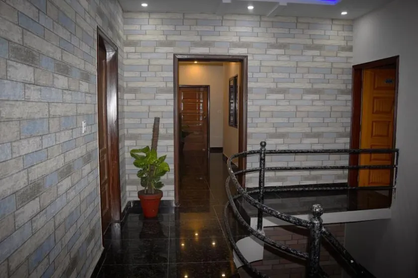 Mall View Hotel Gulberg - Image 1