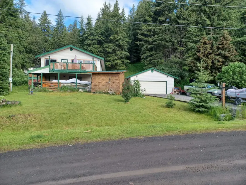 Spacious lake-house with 2 king beds and sleeps 12 easy, 2 minute walk to Lake.  - Image 1