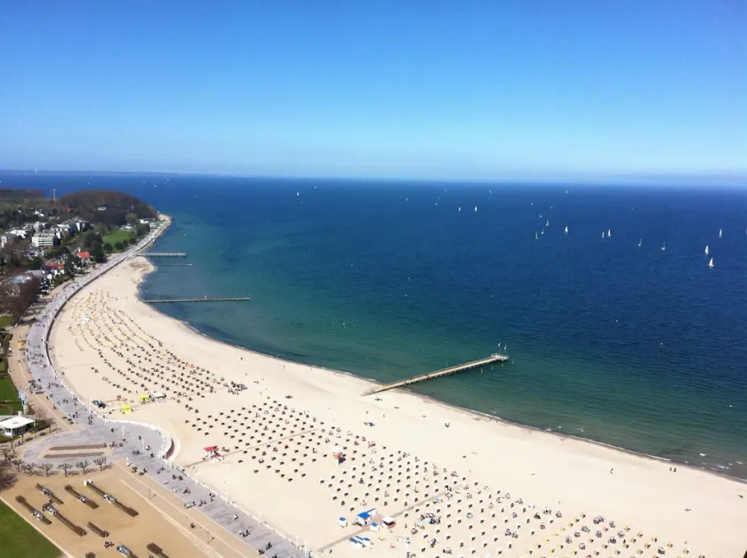 TOP LOCATION, DIRECTLY ON THE BEACH, 32. FLOOR WITH A DREAMLIKE VIEW - Image 1