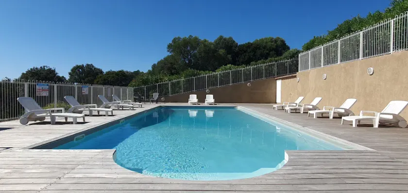 A Santa:domaine de 3 villas avec piscine.Calme et confort à 6kms de la mer.PROMO - Image 1