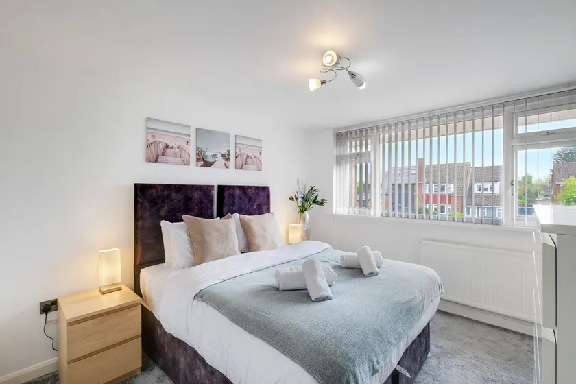 Elegant 5 Bed Home with Garden & Parking - Slough - Image 1