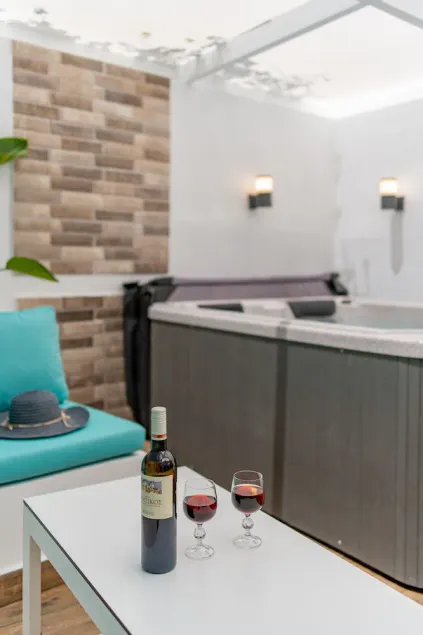 Luxury apartment with private jacuzzi around the beach - Image 1