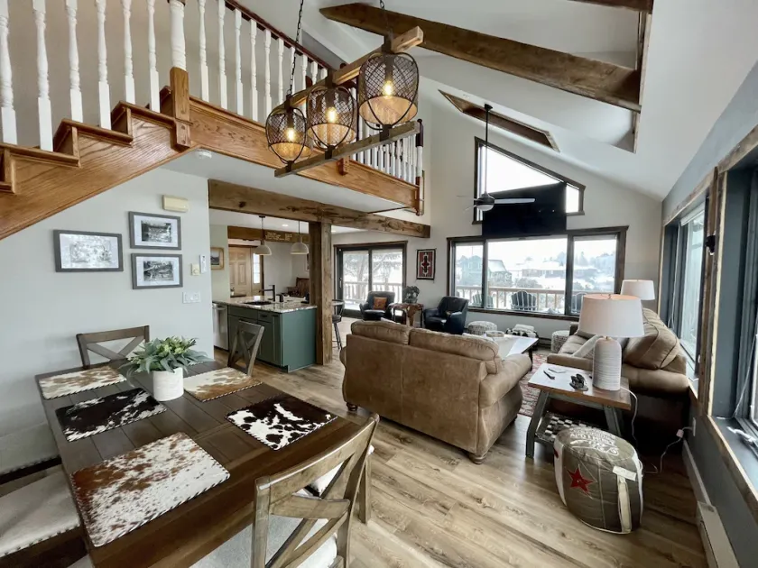 Luxury 3 bed/2 bath river front house, 10 minutes from Yellowstone Park - Image 1