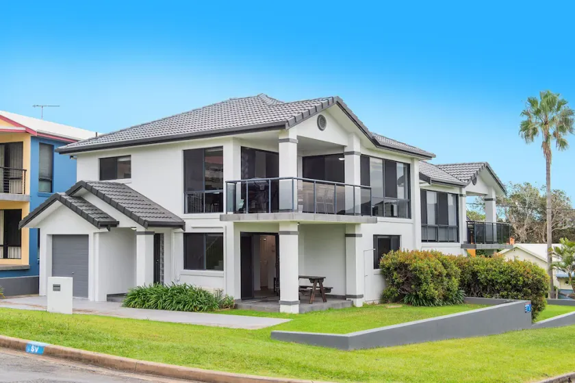 AS NEW SPARKLING 3 BEDROOM TOWNHOUSES ON THE GOLF COURSE - Image 1