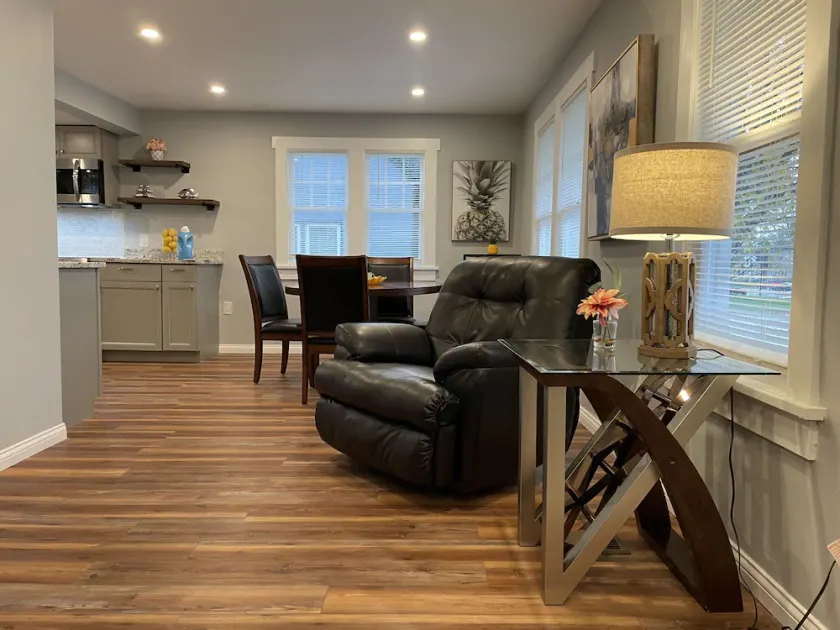 Modern 2 Bedroom Rental House, Close to Lake Michigan - Image 1