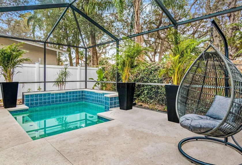 Modern House in Clearwater with Swimming Pool - Image 1