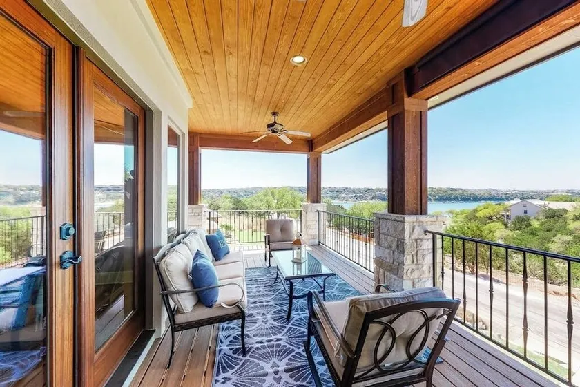 Bright & Spacious Family Home with Firepit, Lake Views, Furnished Deck, Free WiFi - Image 1