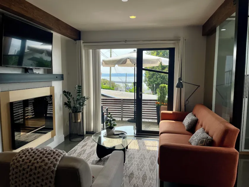 Ocean View White Rock Modern 2 Bedroom. 1 min walk to beach! BC & City licensed. - Image 1
