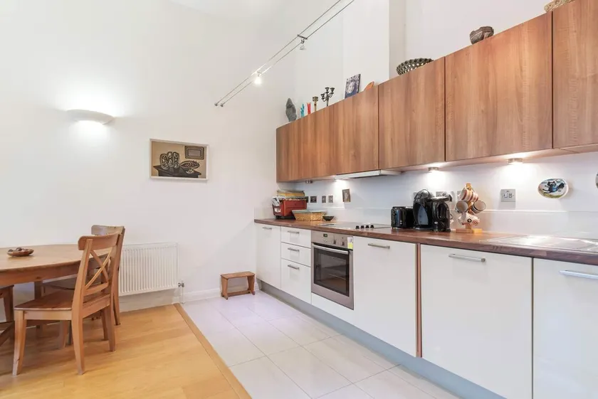 Beautiful 1-Bedroom Apt with Balcony nr Shepherd's Bush - Image 1
