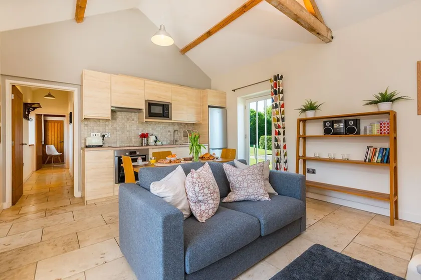 Cosy converted barn, luxury indoor heated pool tennis courts and hot tub - Image 1