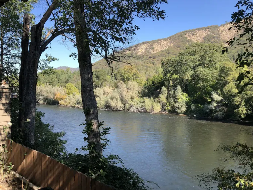 Charming 2bed/2bath home with covered deck right on the beautiful Rogue River - Image 1