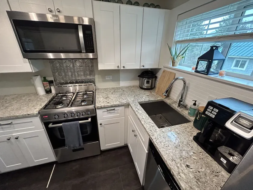 Cute Cottage walking distance to 7 miles of beach - Dogs welcome! - Image 1