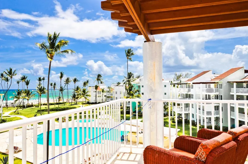 Playa Turquesa D-402 Premier Beachfront Ocean View with 50mbps Wifi - Image 1