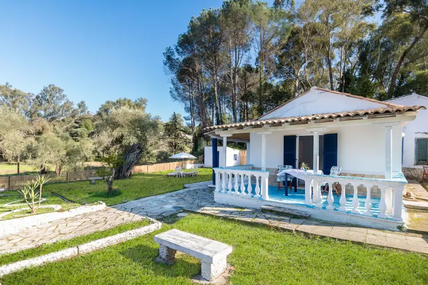 Maison bleue, forêt, mer, calme, jardin avec piscine pour enfants et espace de camping - Image 1