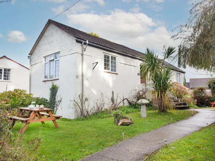 2 bedroom accommodation in Looe - Image 1