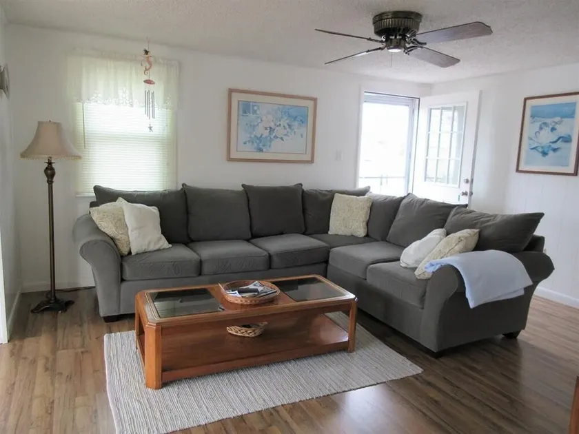 Oceanside 2nd floor Duplex with 3 Bedrooms, 1 Bath - Image 1