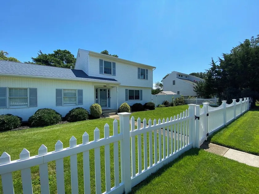 Bayside Retreat: Your Perfect Beach Getaway - Image 1