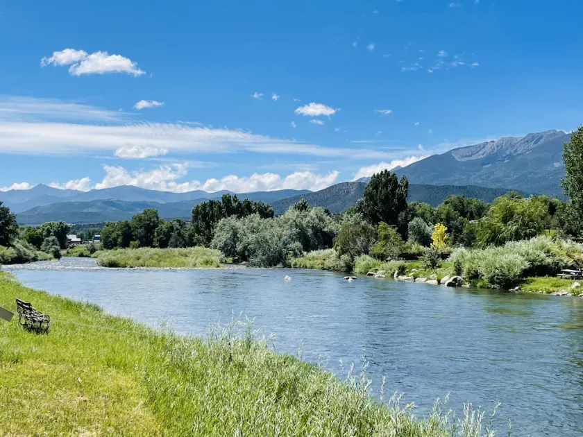Retraite isolée en bord de rivière avec bain à remous et accès privé à la rivière - Image 1
