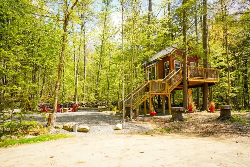 Cozy 4 season Treehouse - 30 minute drive to ski! - Image 1