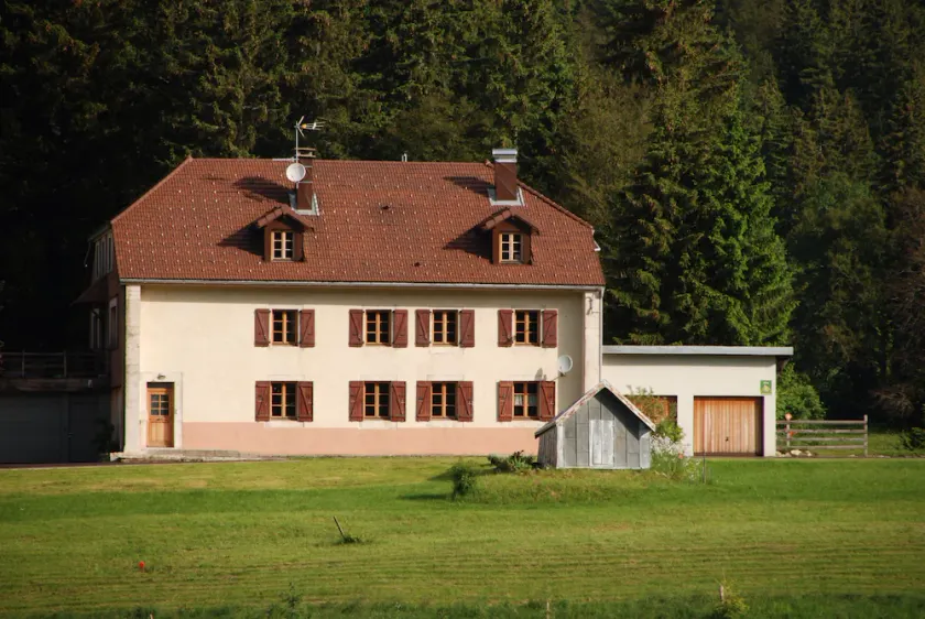 Haut-jura traditionel gård ved foden af skråningerne af 'La Serra' - Image 1