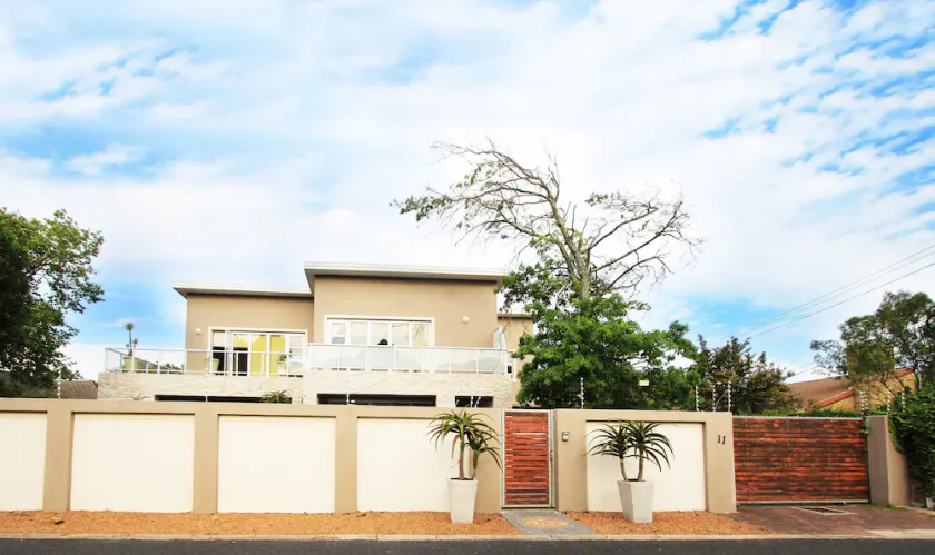 7 Rooms, 8 bathrooms and parking for 9 cars - Image 1