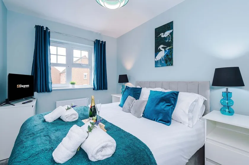 Charming 3-Bed Northwich Home by 53 Degrees Property, Perfect for Workers & Groups - Image 1