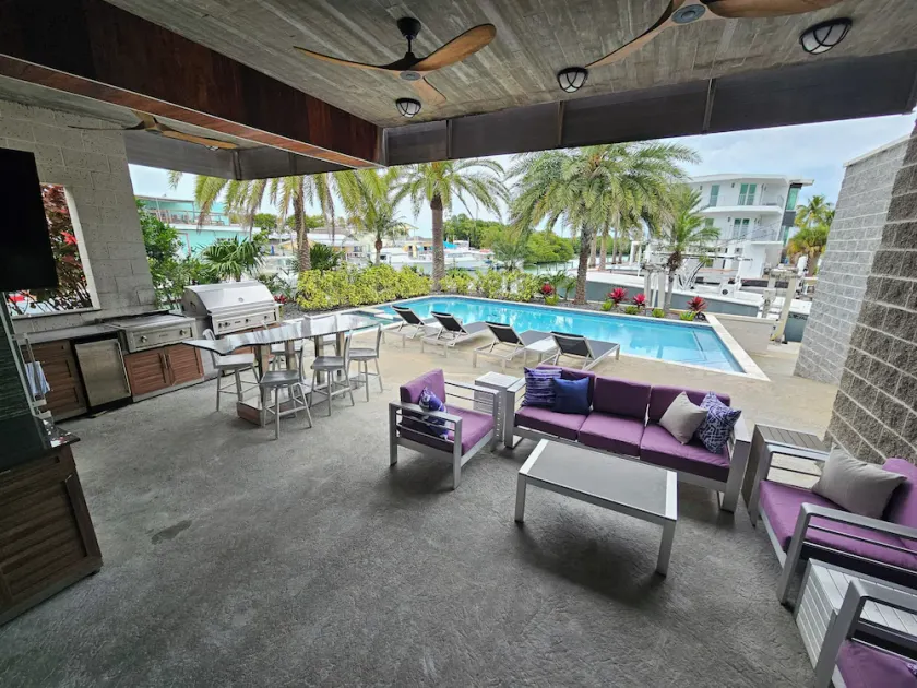 Luxury home, Heated pool, Hot tub, Chefs kitchen, Sundeck, 100 ft  of dockage. - Image 1