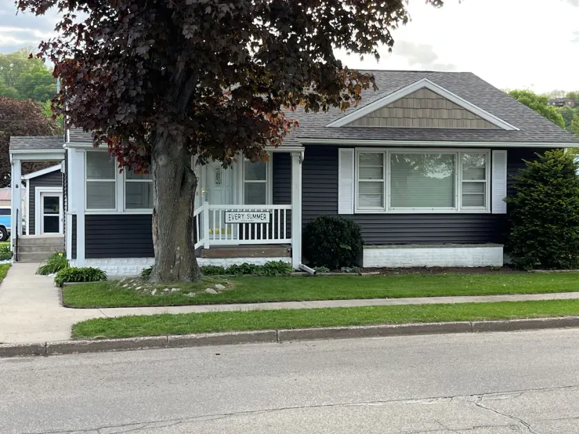 6 bed, 2 bath house in Guttenberg Iowa on The Mississippi River, Sleeps 12 - Image 1