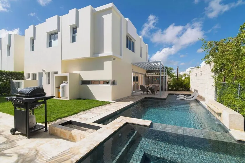 🌴 Escape to paradise! Stylish 3‑bedroom Punta Cana villa w/ private pool, modern comforts & prime location near beaches, dining & nightlife. Perfect for families, couples & groups seeking luxury and unforgettable tropical vibes by Villa Carmelita - Image 1