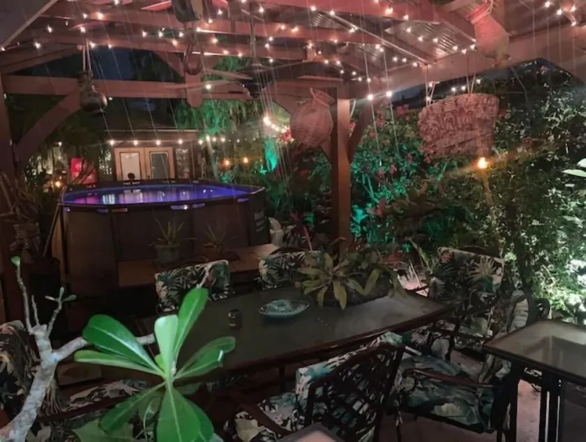 Captin' Joe's Tropical Palm Beach Hot Tub Hideaway - Image 1